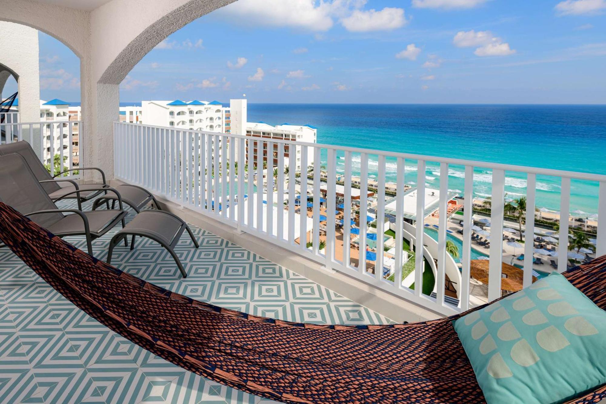 Hilton Cancun Mar Caribe All-Inclusive Resort Exterior photo